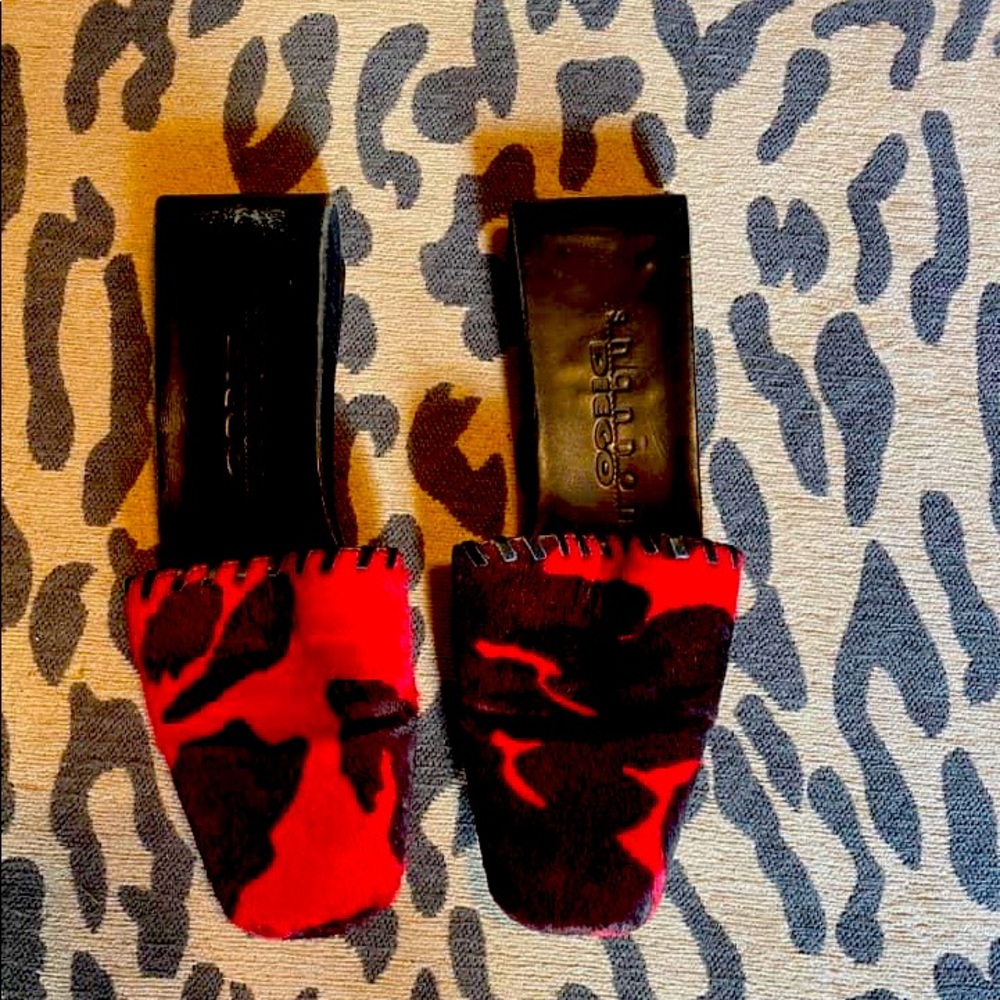 Red and black hair on hide mule’s